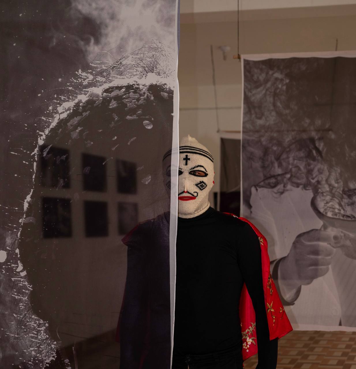 A costumed visitor at a domperú event