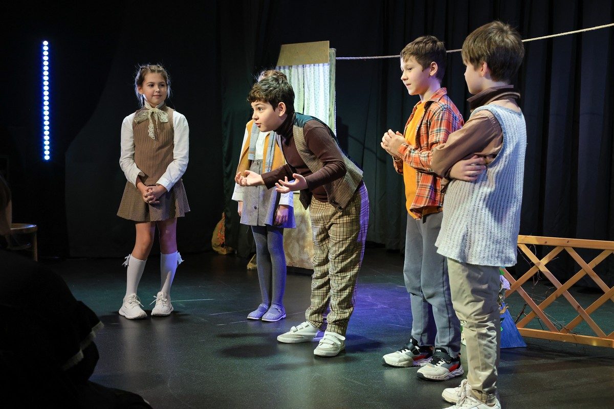 Дети 7–10 лет в спектакле детской театральной студии «Дети райка»
