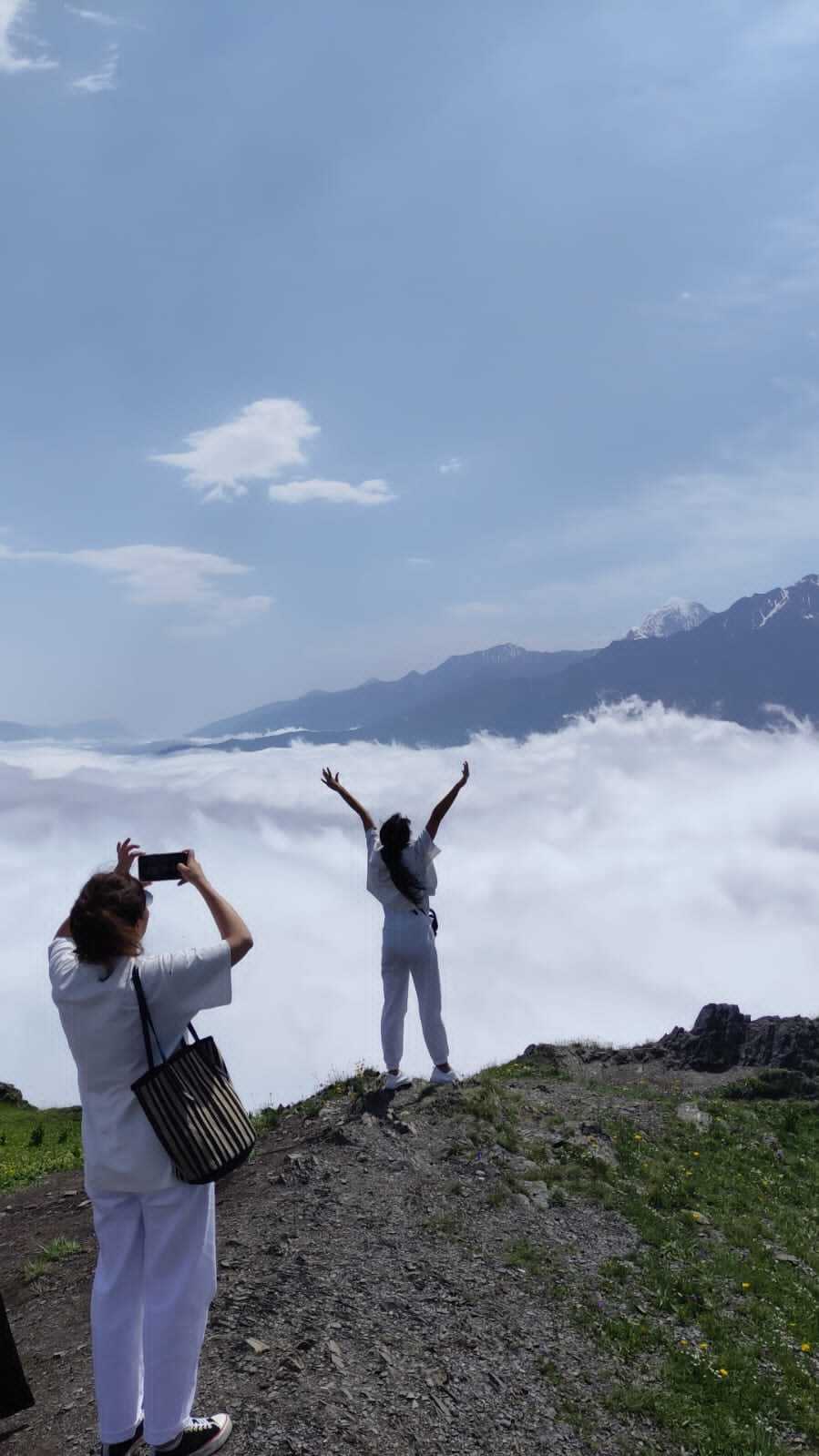 Фотоснимки на фоне горных пейзажей