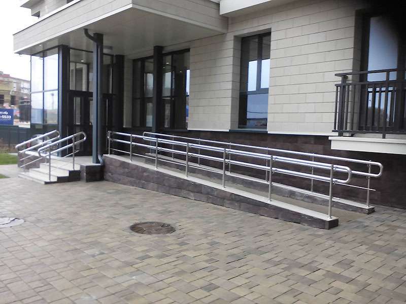 Доступный вход с пандусом для людей с ограниченными возможностями