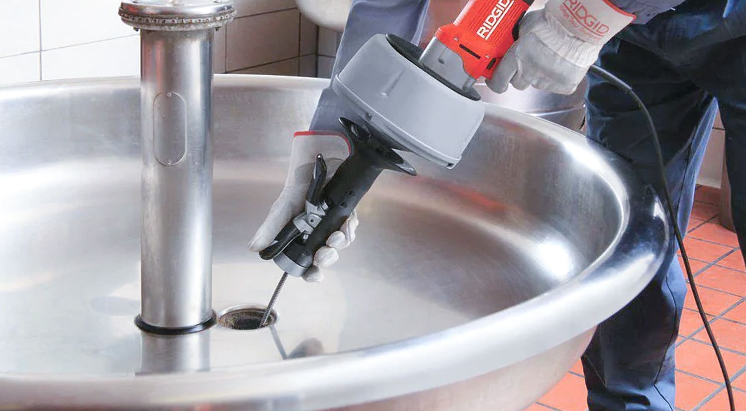 засор в трубах сантехник