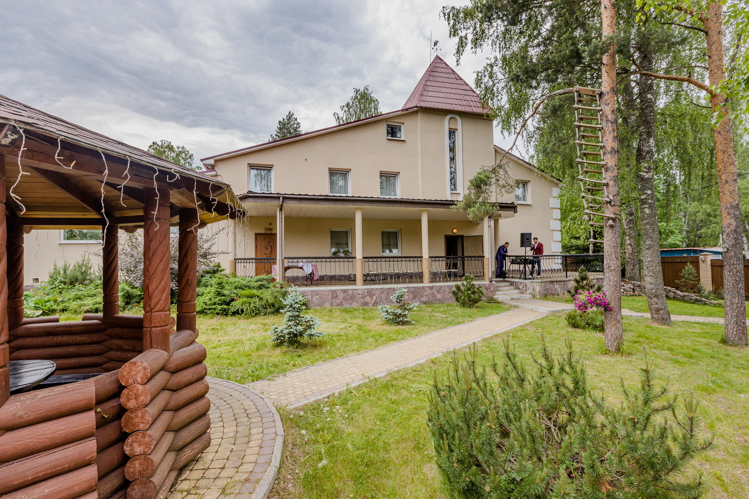 Дом №182 в Ломоносове с летним шатром, бассейном и бильярдом