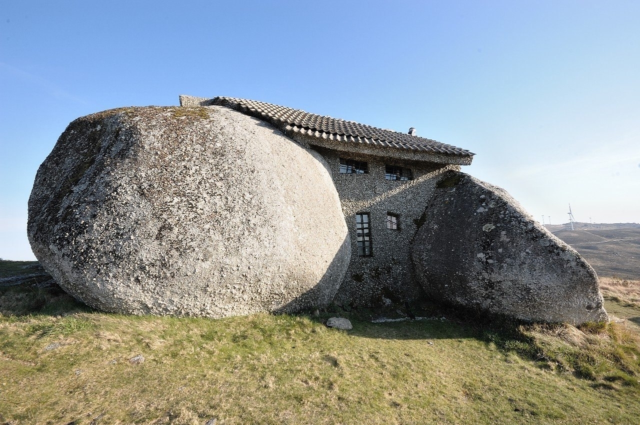дом камень в португалии