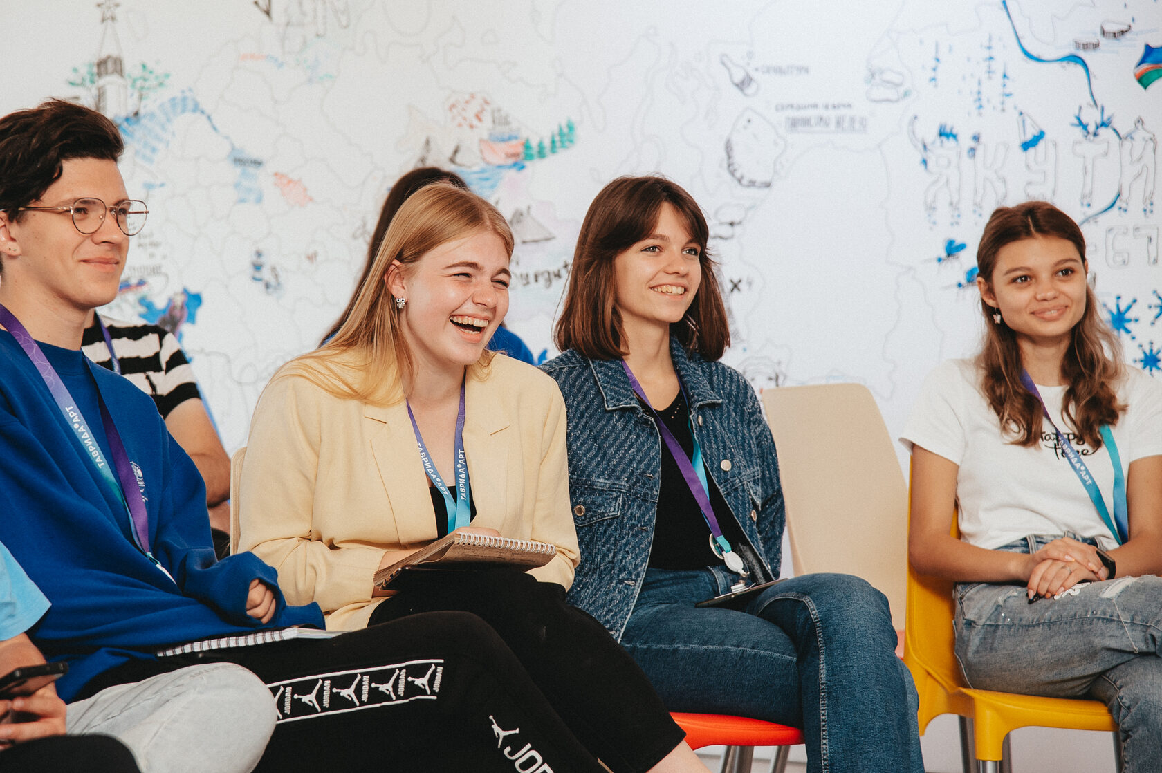 Современные картины о школе. Фон класса. Международная арт школа. Помещение для арт-терапии. Кабинет арт терапии.