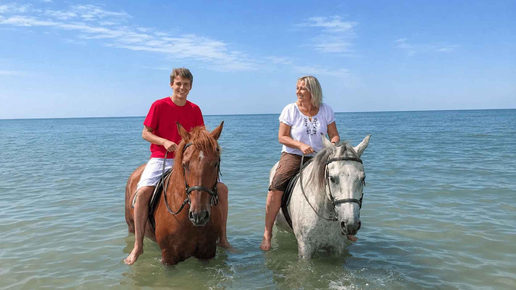 Люди верхом на лошадях в Азовском море