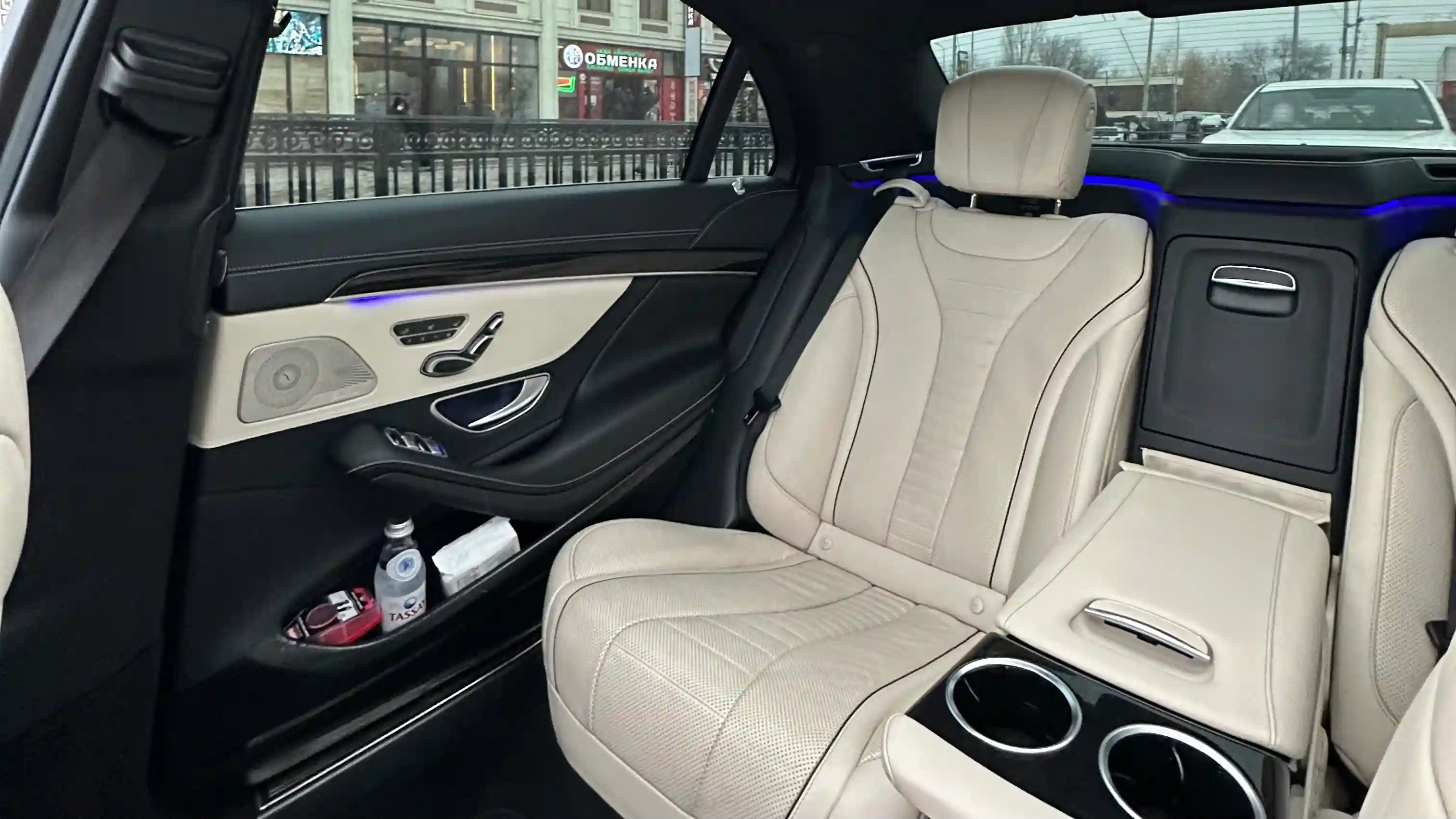 Премиальный трансфер из аэропорта Алматы на Mercedes S Class с белым салоном