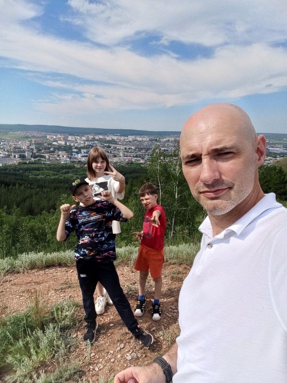 Директор АНО «Я-инженер» Николай Скопин с детьми