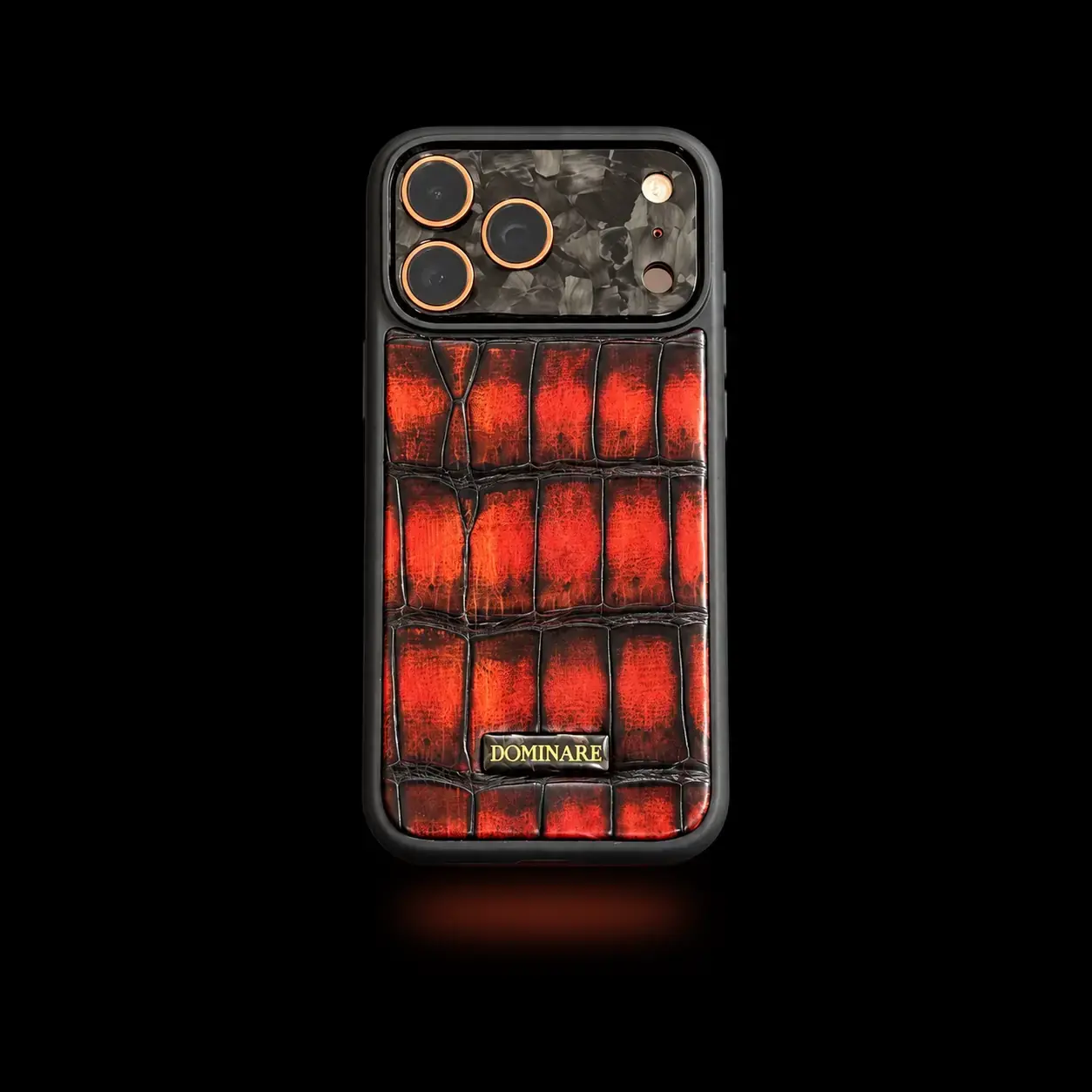 Чехол DOMINARE для iPhone с красно-чёрной кожей крокодила и карбоновой накладкой на камеру