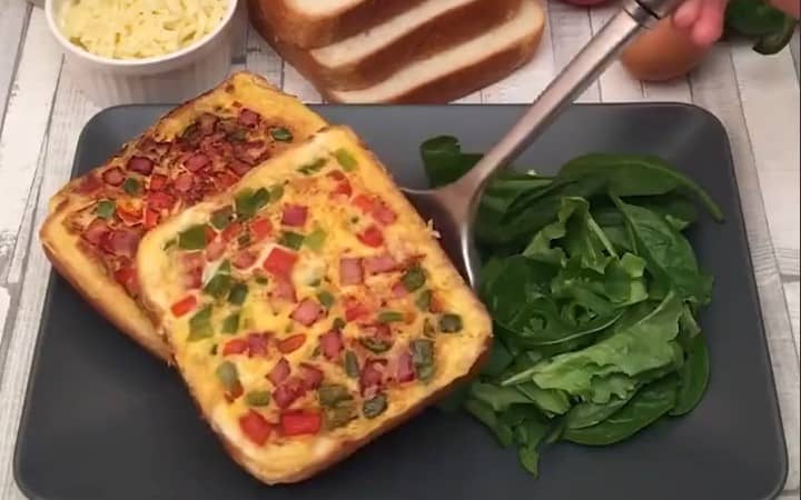 Приготовление гренок с яйцом сыром и колбасой на сковороде: шаг 9