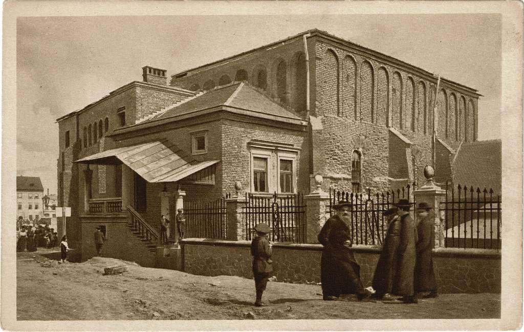 Старая синагога в Кракове - один из древнейших памятников еврейской архитектуры Европы. Ее строительство относят к 1407 или 1492 году (данные разнятся в источниках). В 1570-м здание было реконструировано под руководством итальянского архитектора Матео Гуч