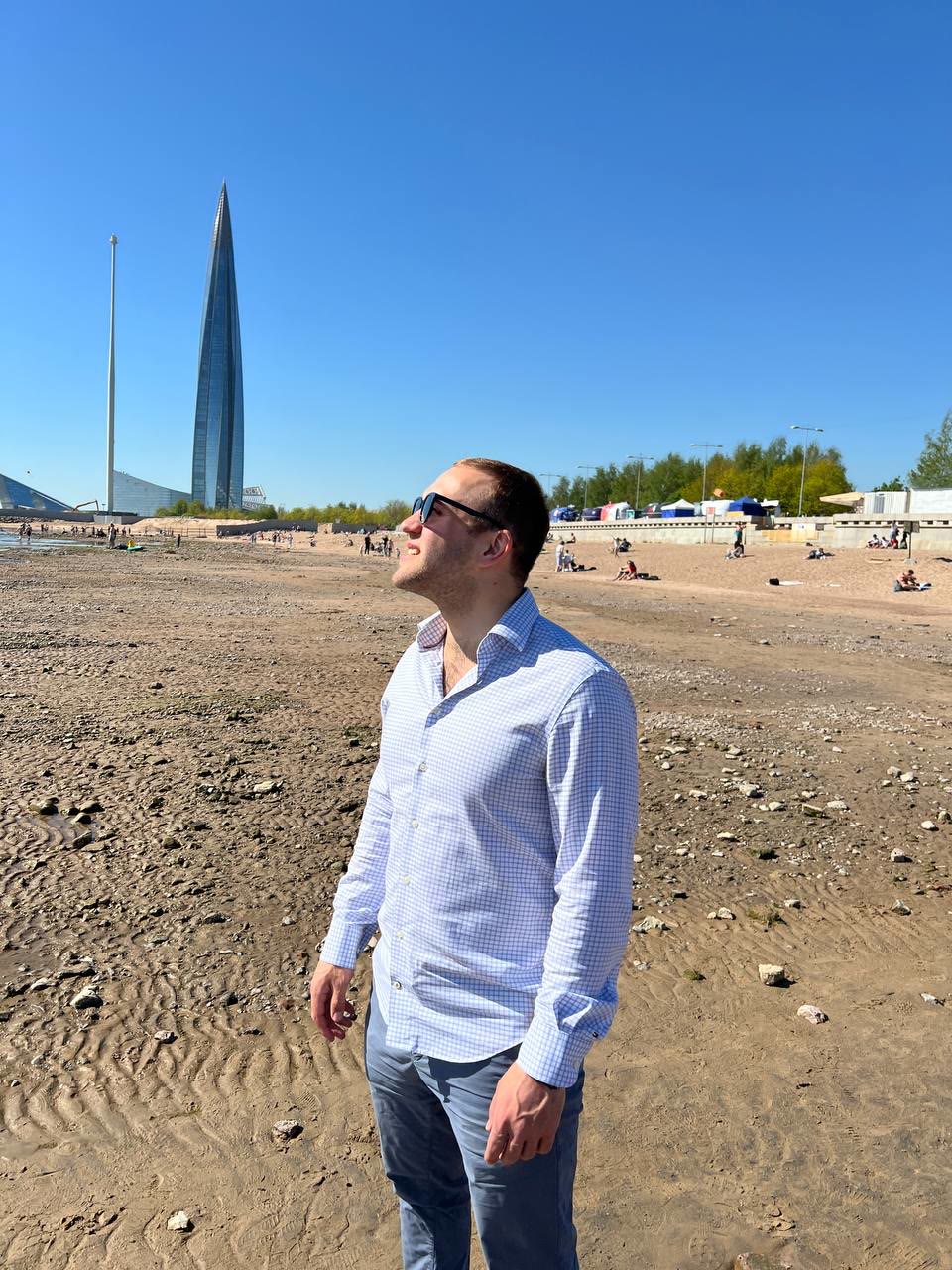Дмитрий Туктамышев на берегу Финского залива, на фоне Лахта-центра