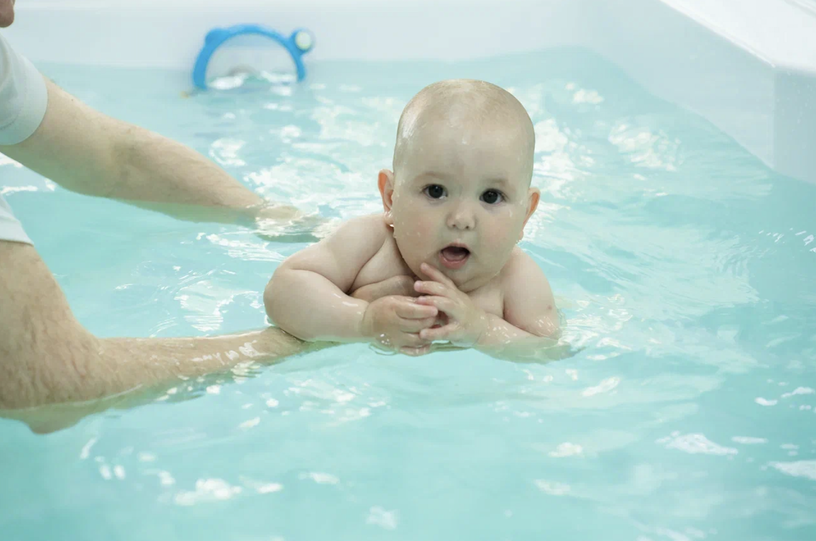 дети в бассеине Грудничковое плавание. Что выбрать для малыша – бассейн или ванну?
