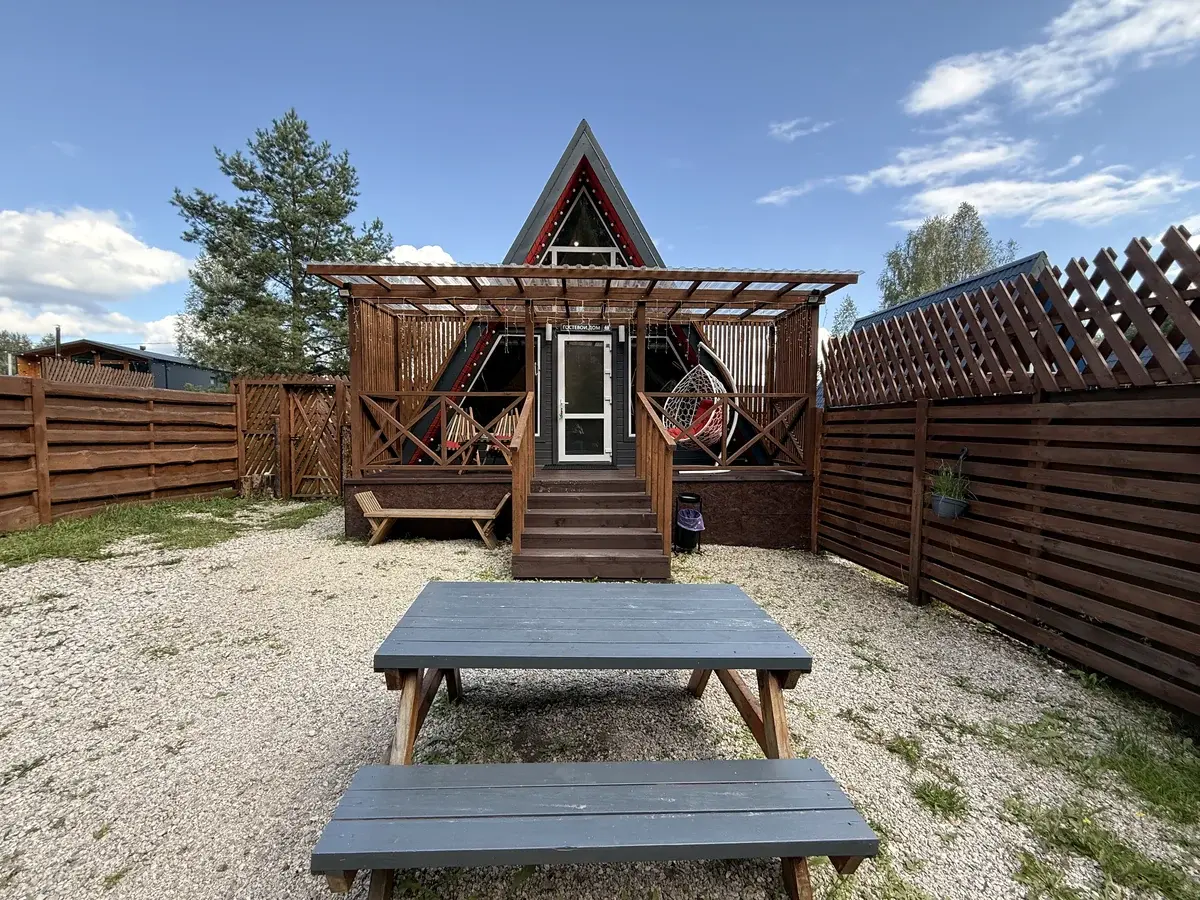 Красный A-Frame Red на территории Лесогорья