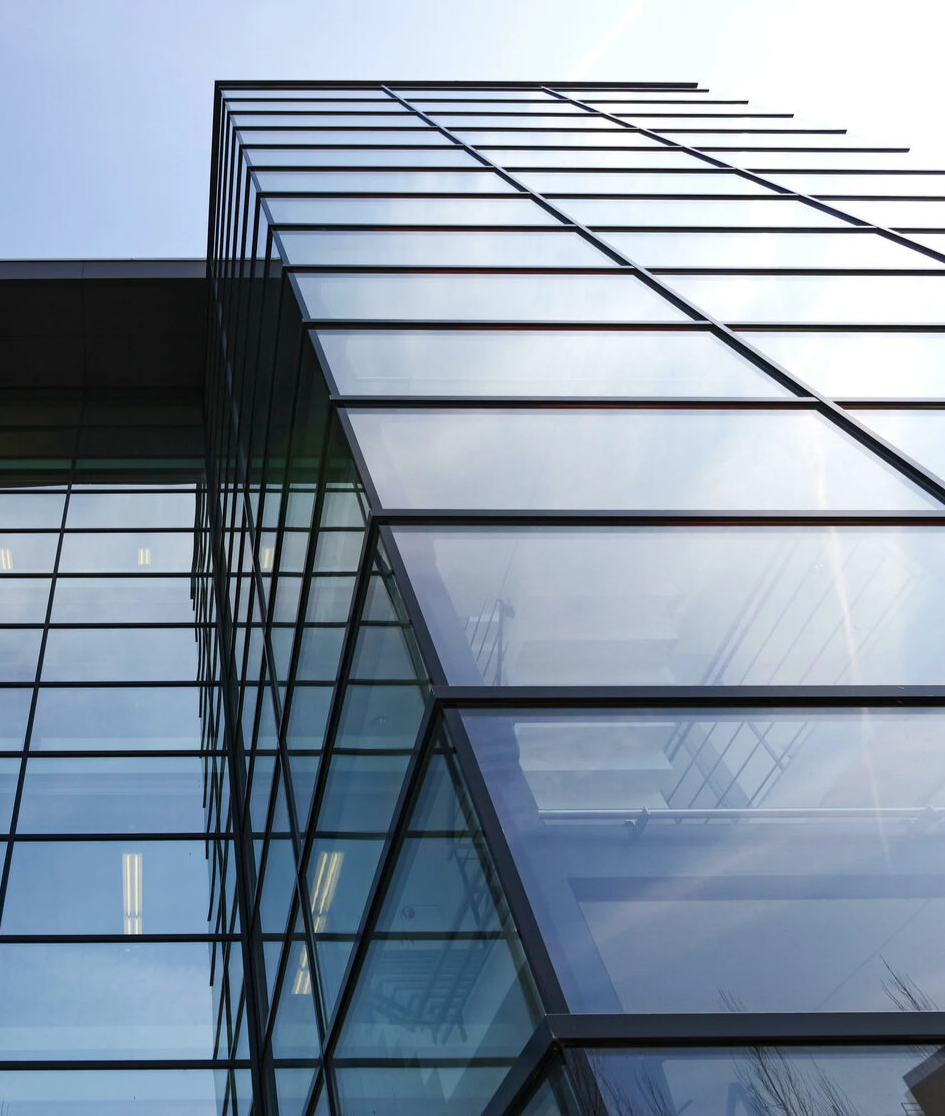 Стеклянный фасад здания фото