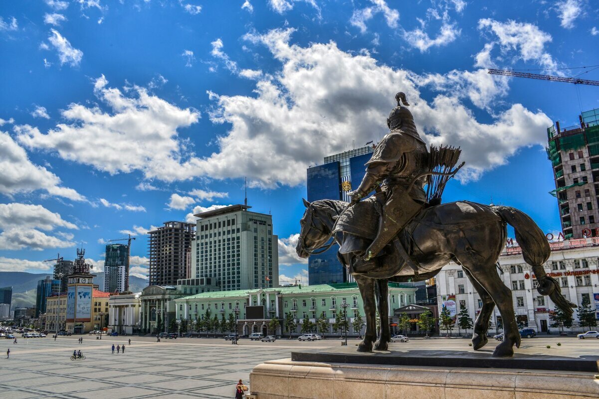 Улан батор памятник. Монголия столица Улан Батор. Монголия столица Улан Батор статуя Чингисхана. Монголия столица Улан Батор достопримечательности. Монголия Улан Батор площадь.