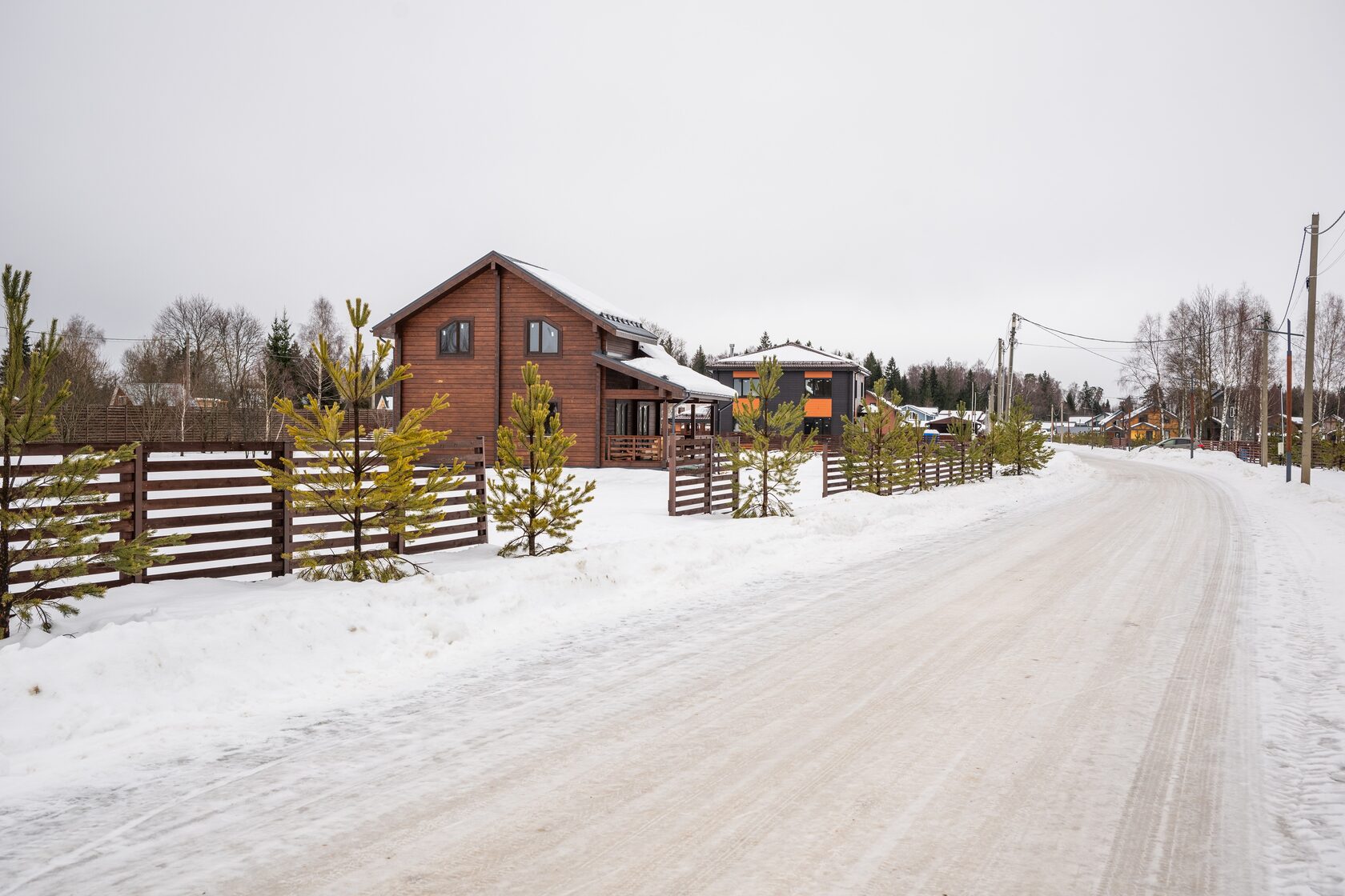 Заснеженная дорога в лесу зимой