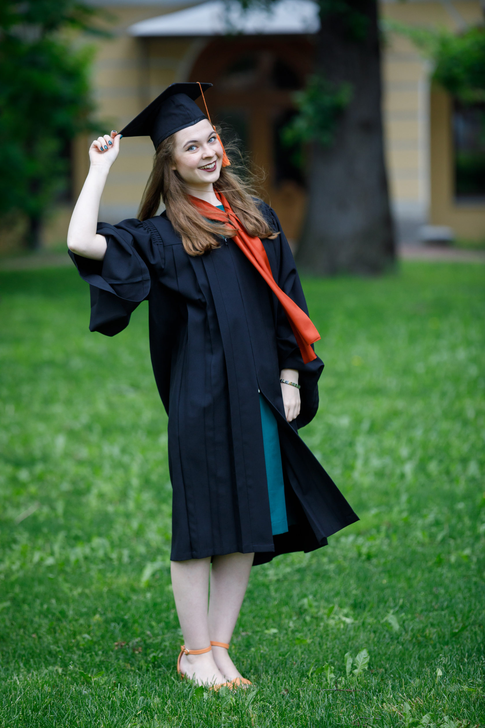 магистр в россии. выпускник вуза бакалавр. мантия и шляпа магистра. девушка бакалавр. студенты форма китайская.