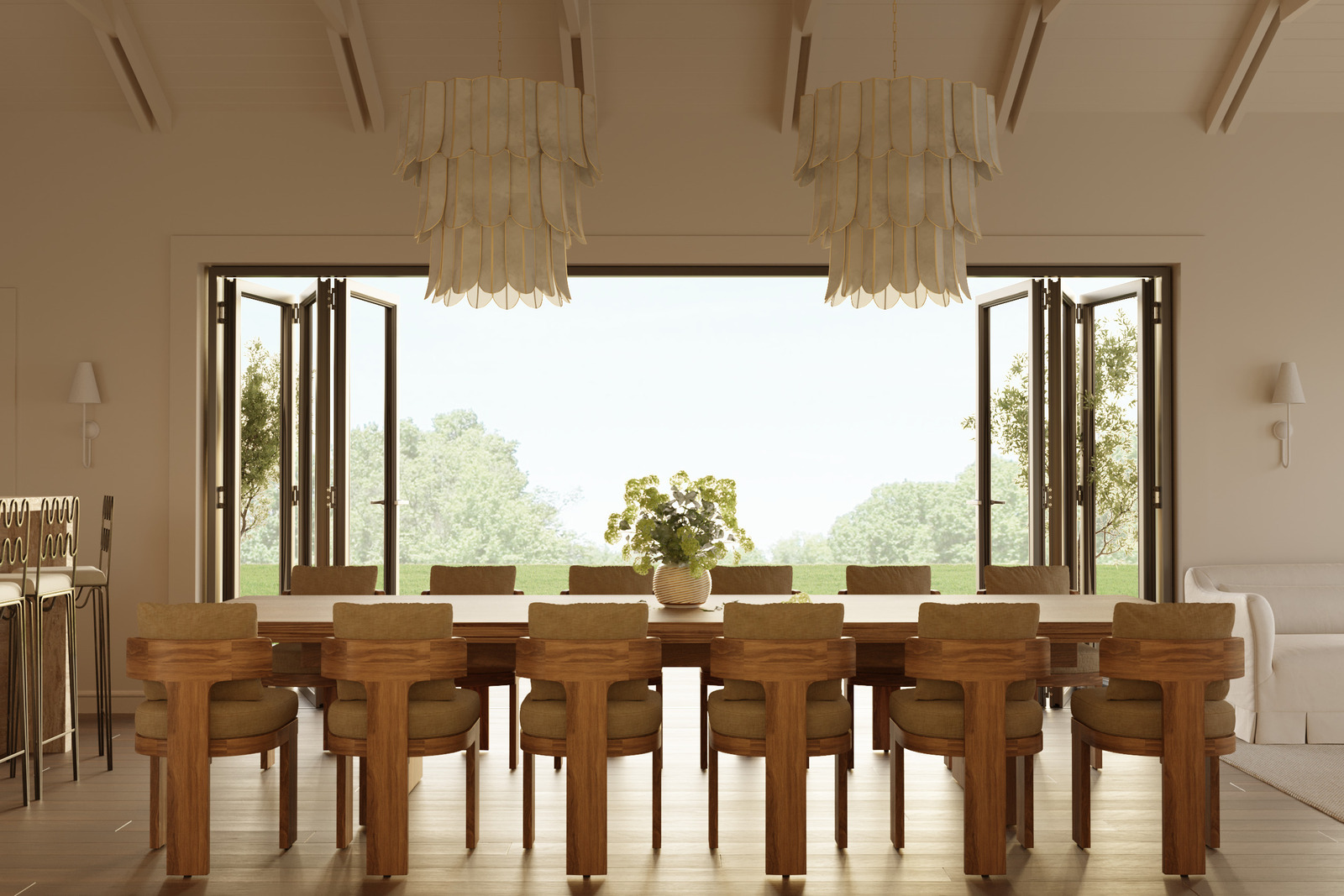 Малый дом с солнечной гостиной с большим столом в спокойной цветовой гамме. Дизайнер интерьера Екатерина Фёдорова