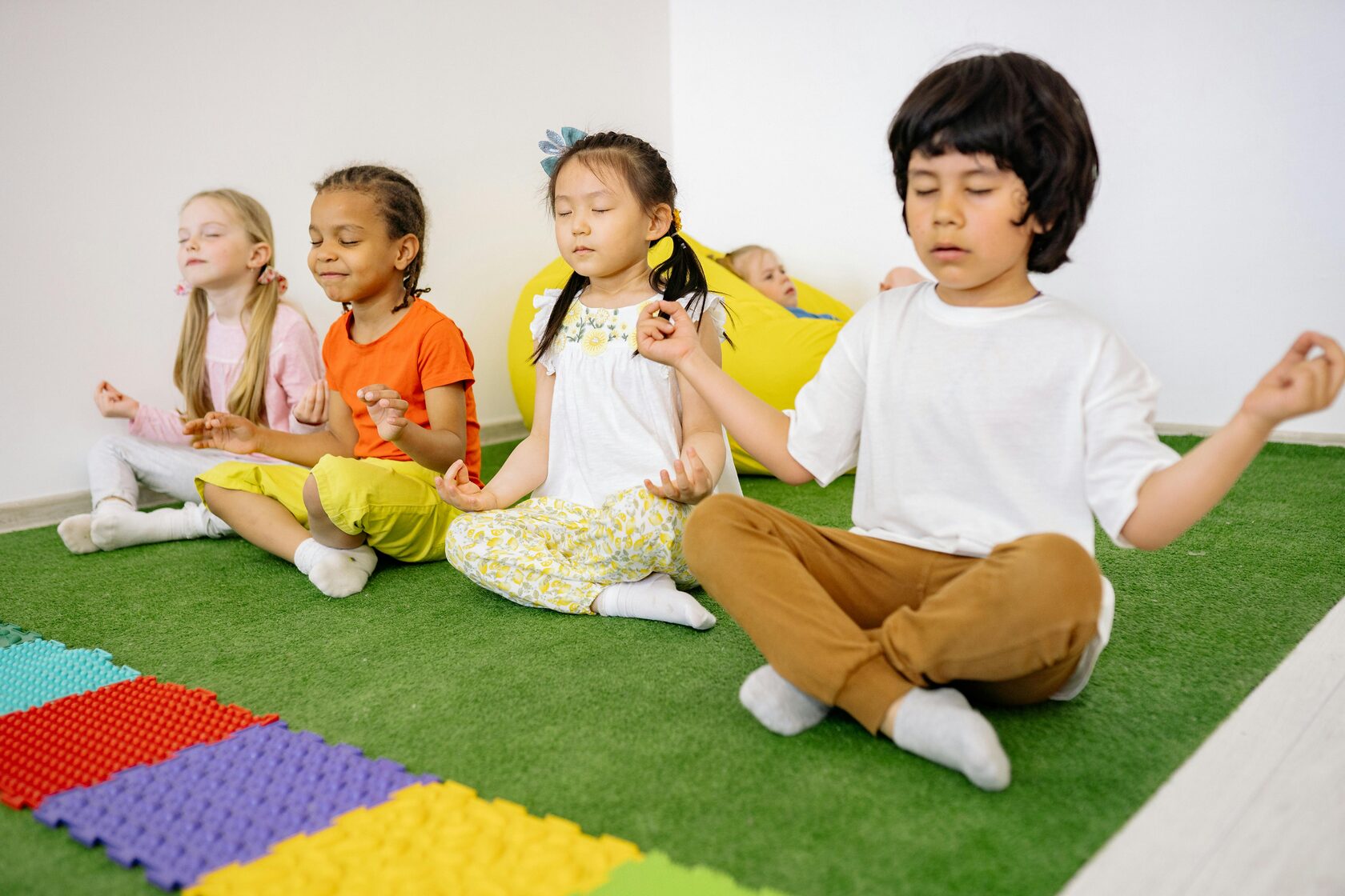 La meditación en las Escuelas: Cultivando Mentes Resilientes desde el Aula