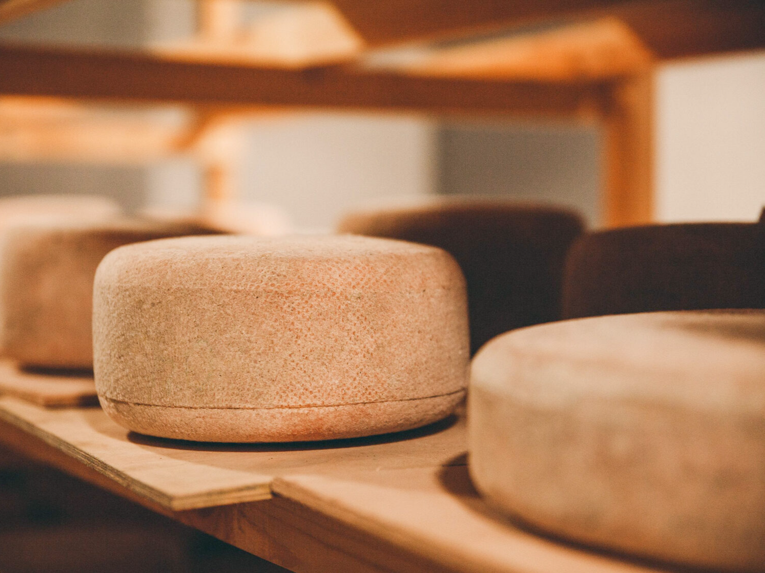 фото парня и девушки на романтическом свидании в публичном месте