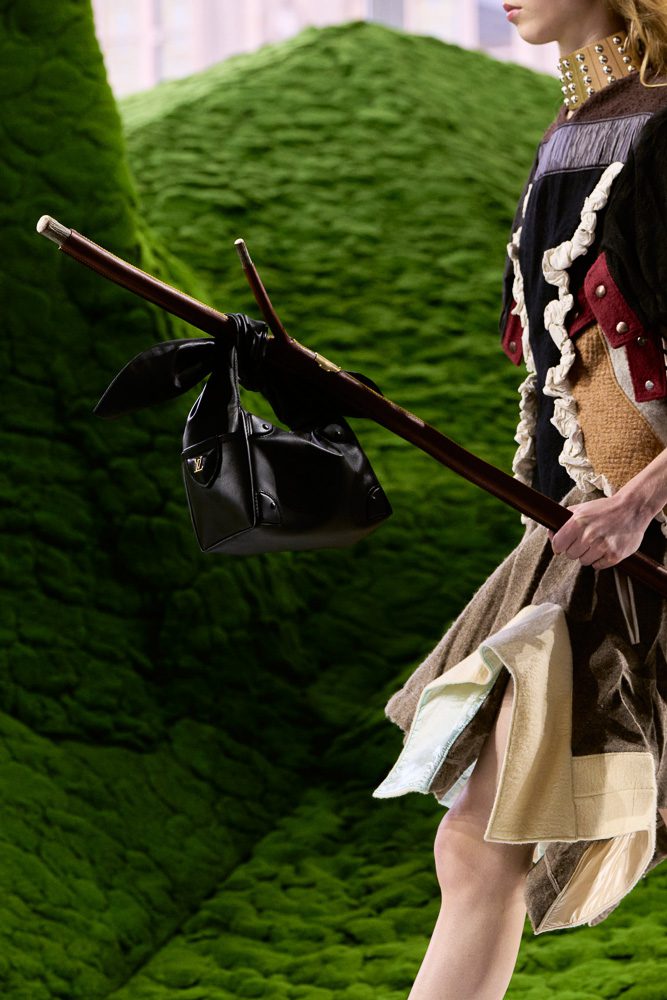 LOUIS VUITTON FALL 2026 ИЗОБРАЖЕНИЯ СУМКИ НА ПОДИУМЕ