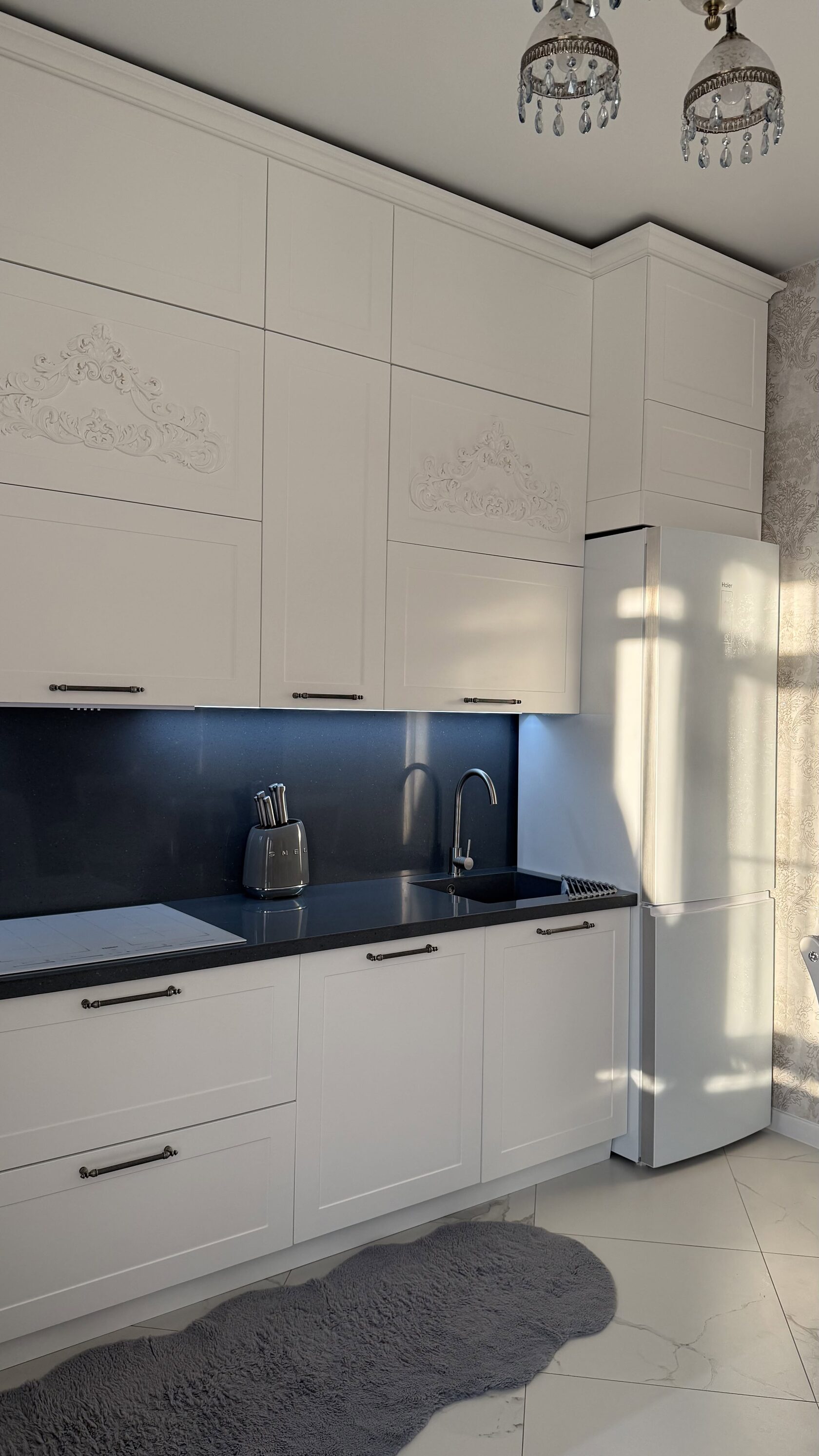 прямая кухня на заказ под потолок 