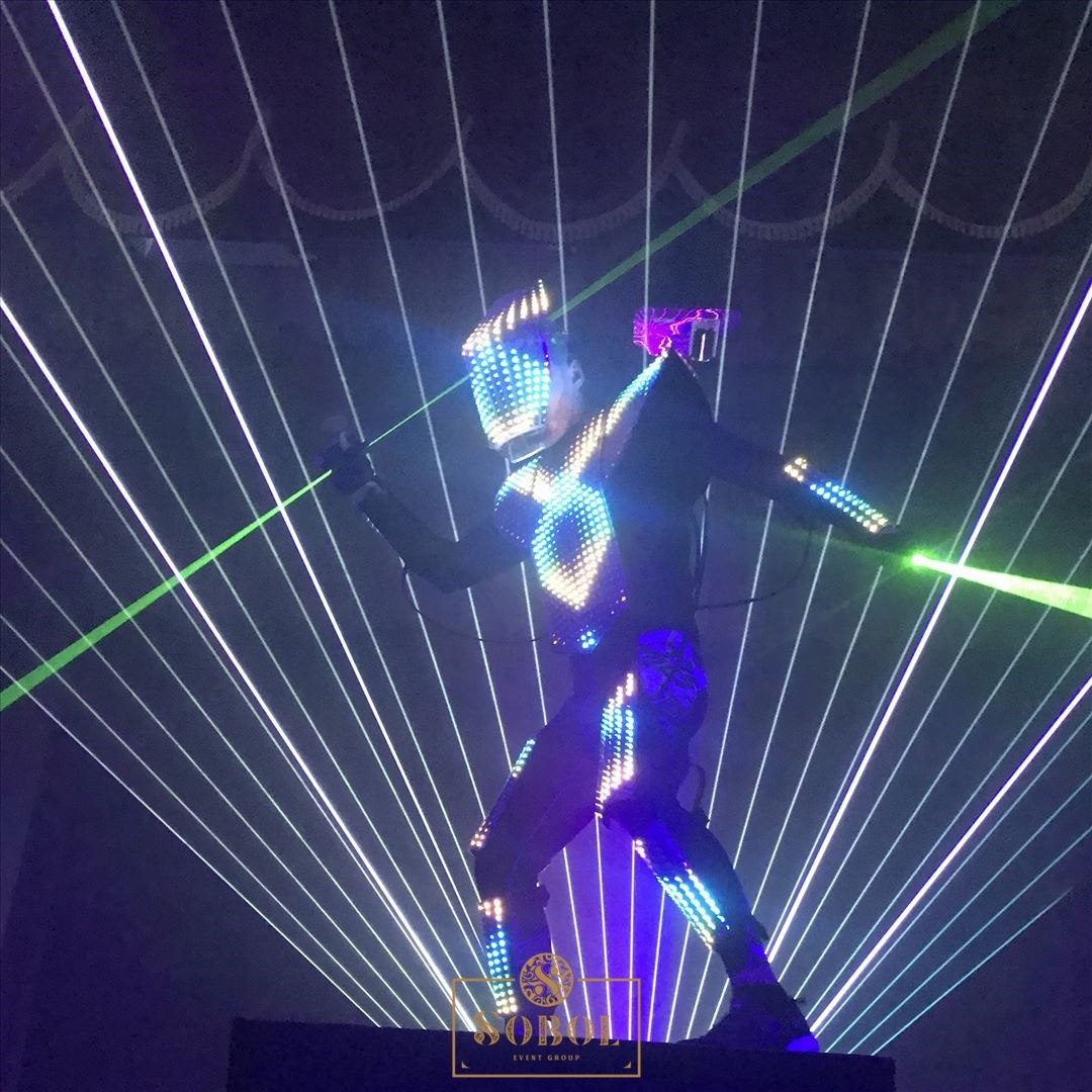 Лазерное световое шоу. Шоу Laser man (в исполнении железного человека). Лазерное шоу. Свето лазерное шоу. Объемное лазерное шоу.