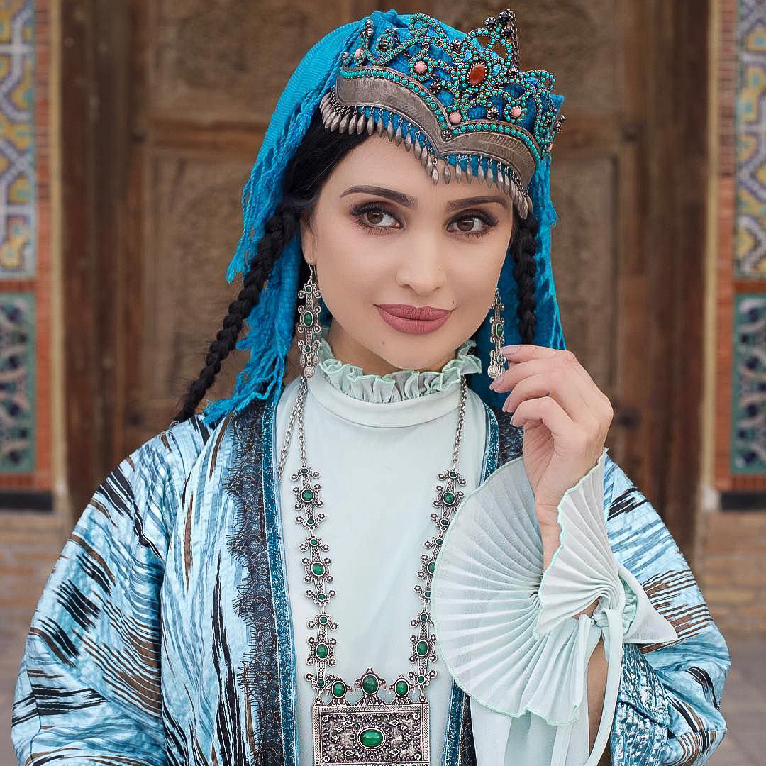 Узбекские девушки в национальной одежде