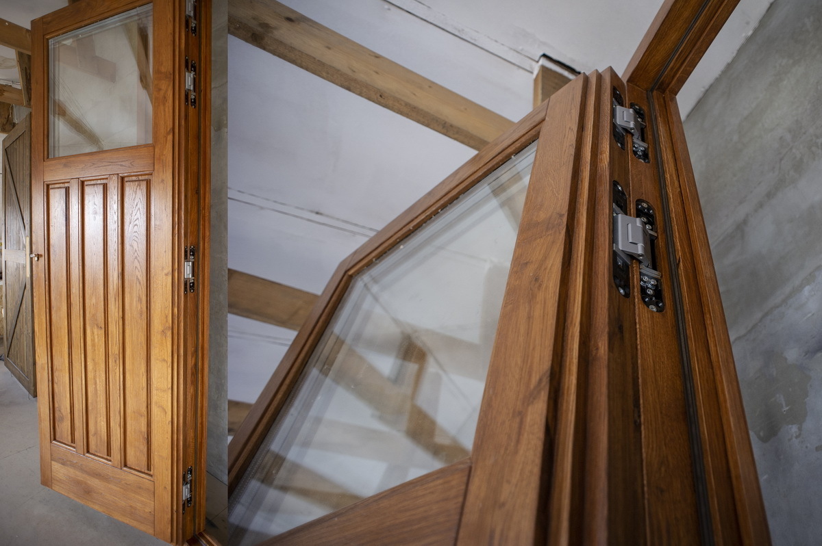 Входная деревянная дверь из массива со стеклом