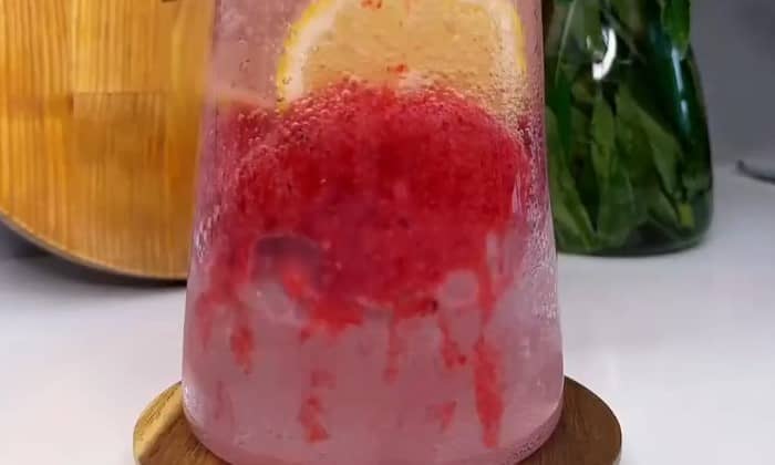 Приготовление клубничного лимонада с газированной водой: шаг 4