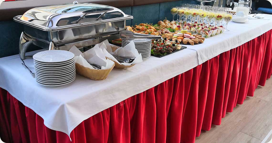 фуршет на теплоходе с закусками и канапе