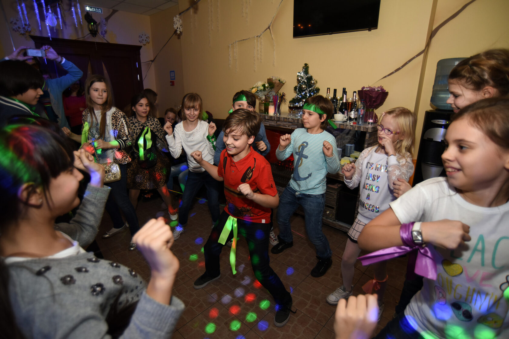 с новым годом 2020. новый год 30 лет. рождественские скидки -30% -50%. новый год (праздник). новый год 30 лет.