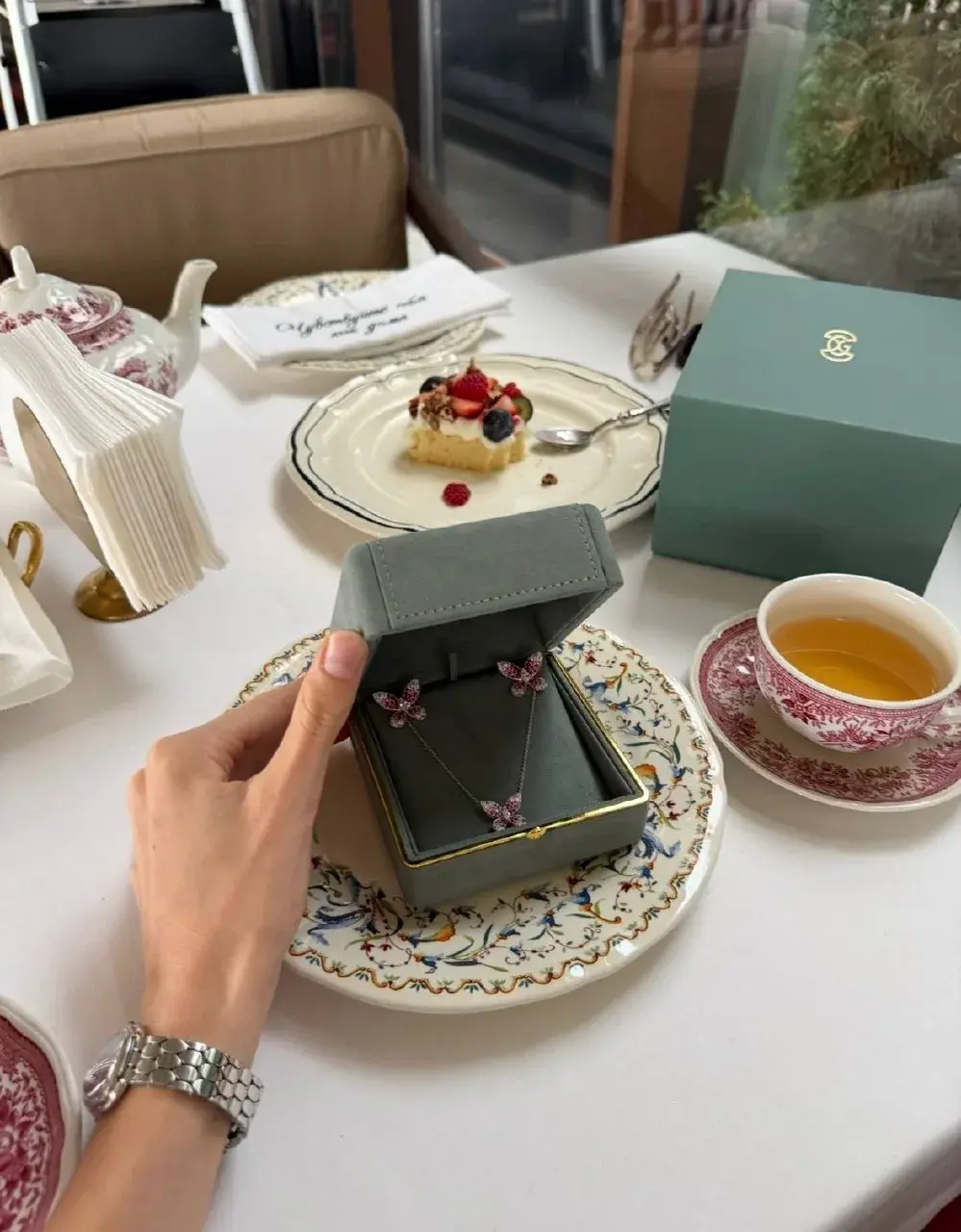 Розовый ювелирный комплект в подарочной коробочке