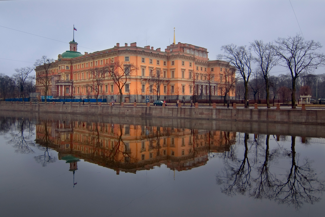 Набережная Михайловский замок в Санкт-Петербурге