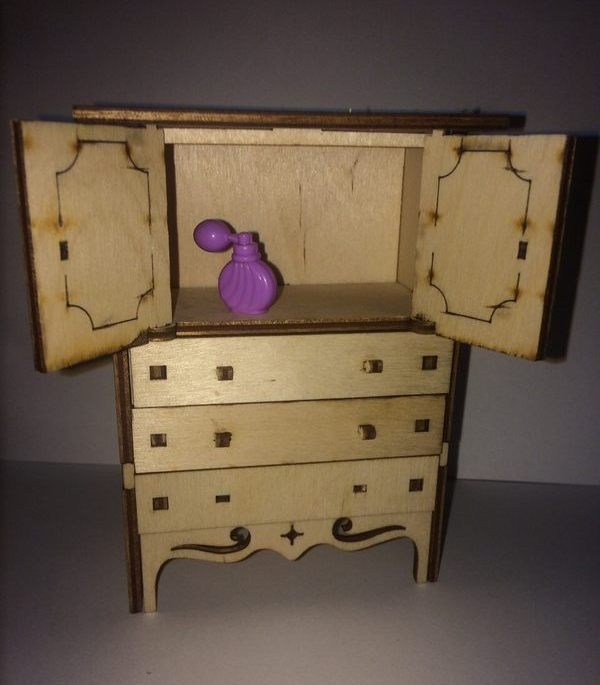 Шкаф для кукольного домика
