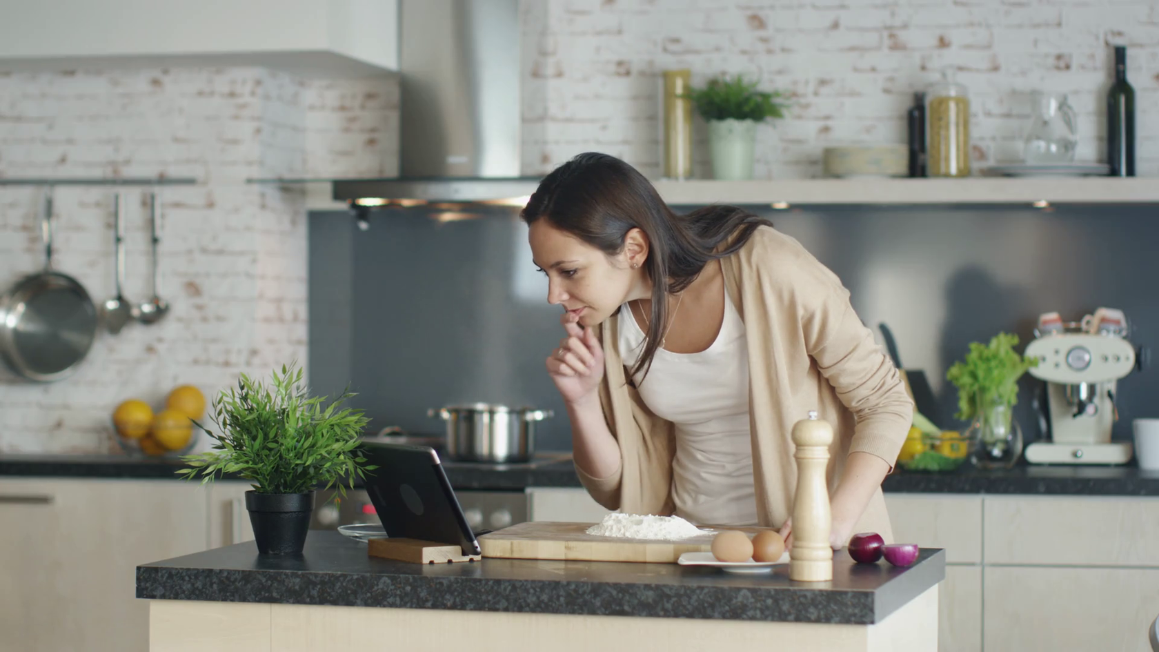 She has breakfast at home. Девушка готовит. Готовка на кухне. Девушка готовит на кухне. Девушка готовит завтрак.