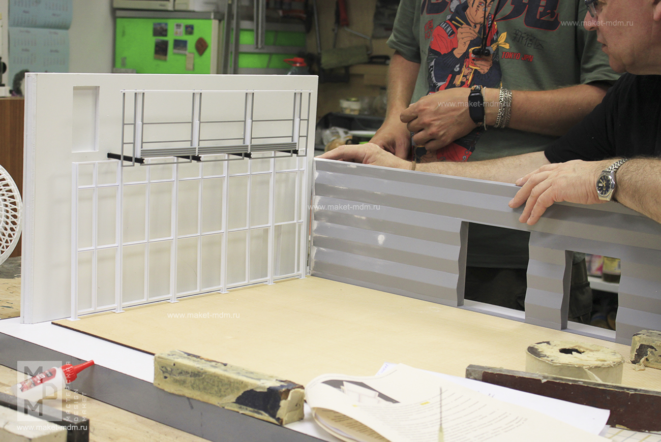 процесс работы над макетом декораций 