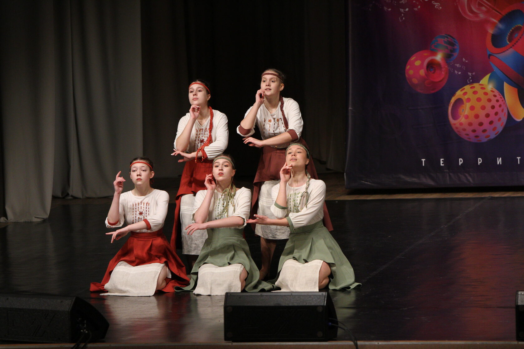 Фольклорный коллектив на сцене конкурса «Твой выход»