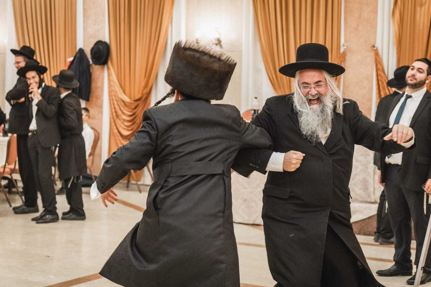 Еврейское приветствие. Иудаисты Ортодоксы в Израиле. Еврейская свадьба ортодоксов в Израиле.