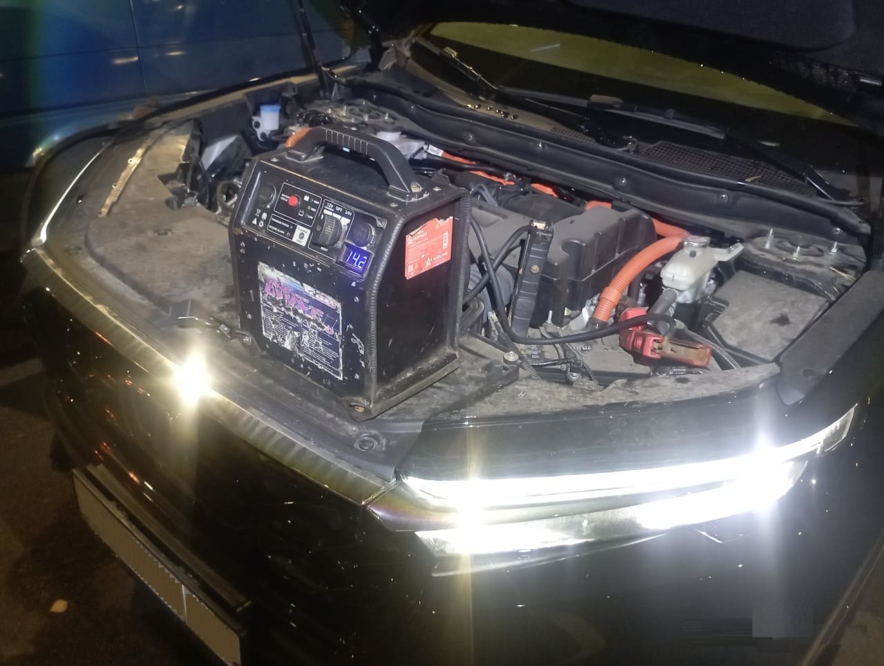 Запустили автомобиль с разряженным аккумулятором гибридного автомобиля Honda CR-V, на улице Вологодина в Парголово