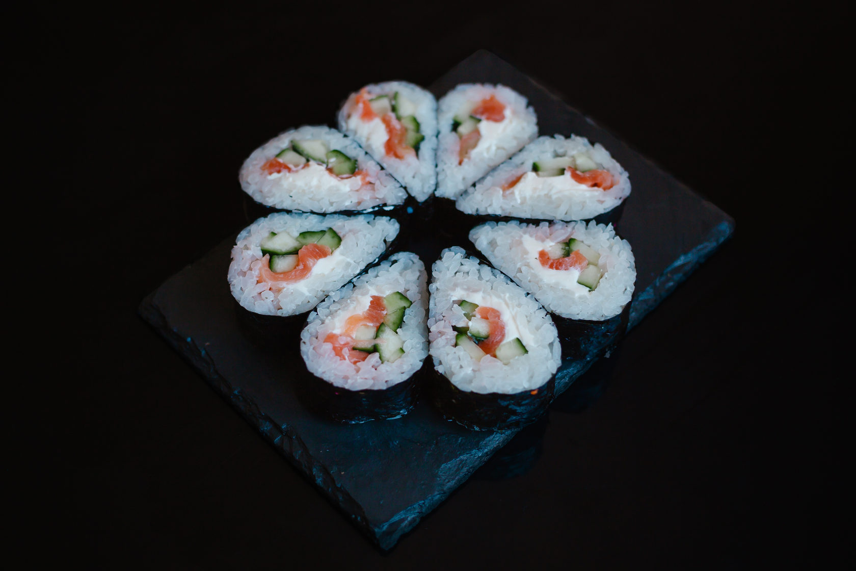 Вкусные роллы сочи. Сет запеченных роллов. Отличные суши сочи. Роллы сочи. Мастер роллы сочи.