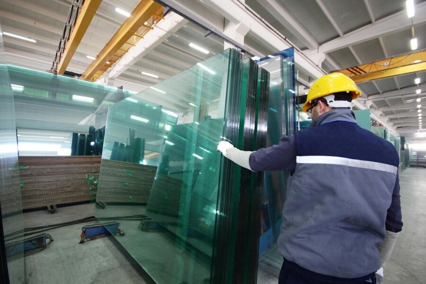 работник производит стекло на фабрике