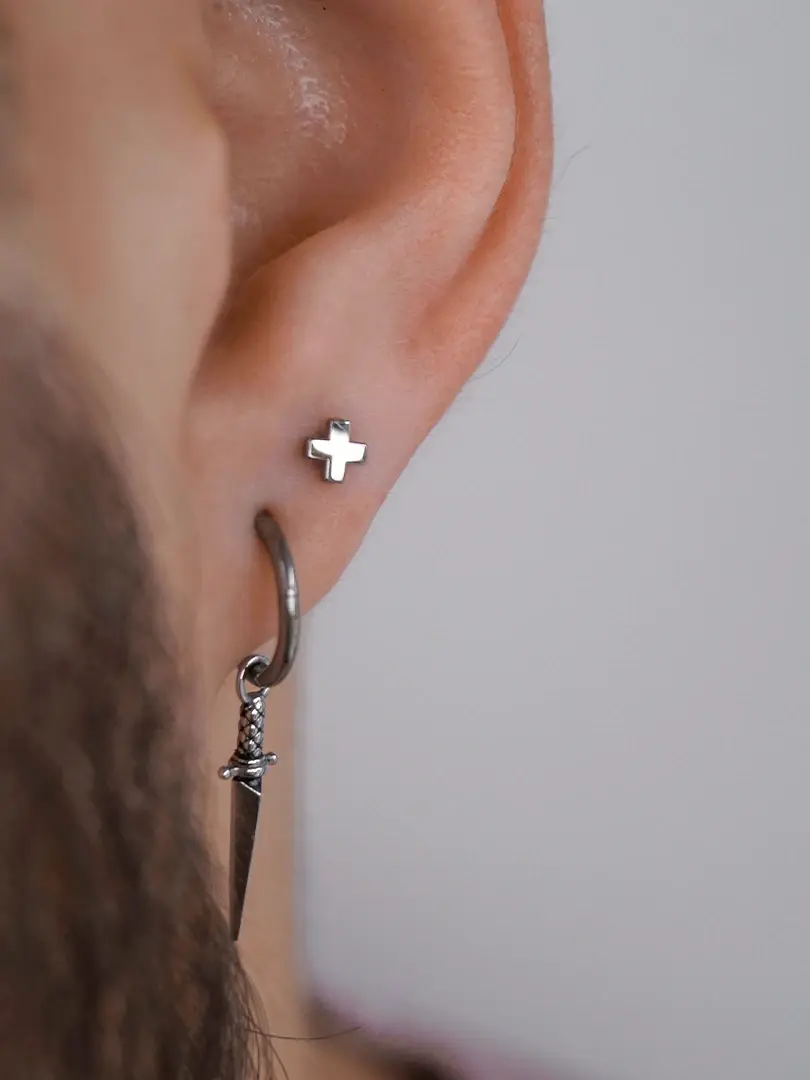 Прокол мочки уха с украшением