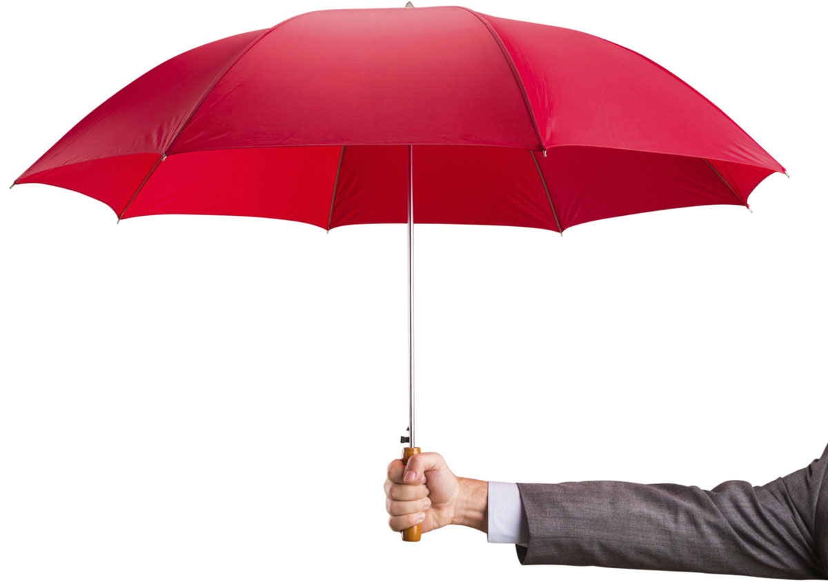 Одолжил ей зонтик. Человек с зонтиком. Держит зонт. Зонт в руке. Человек под зонтом.