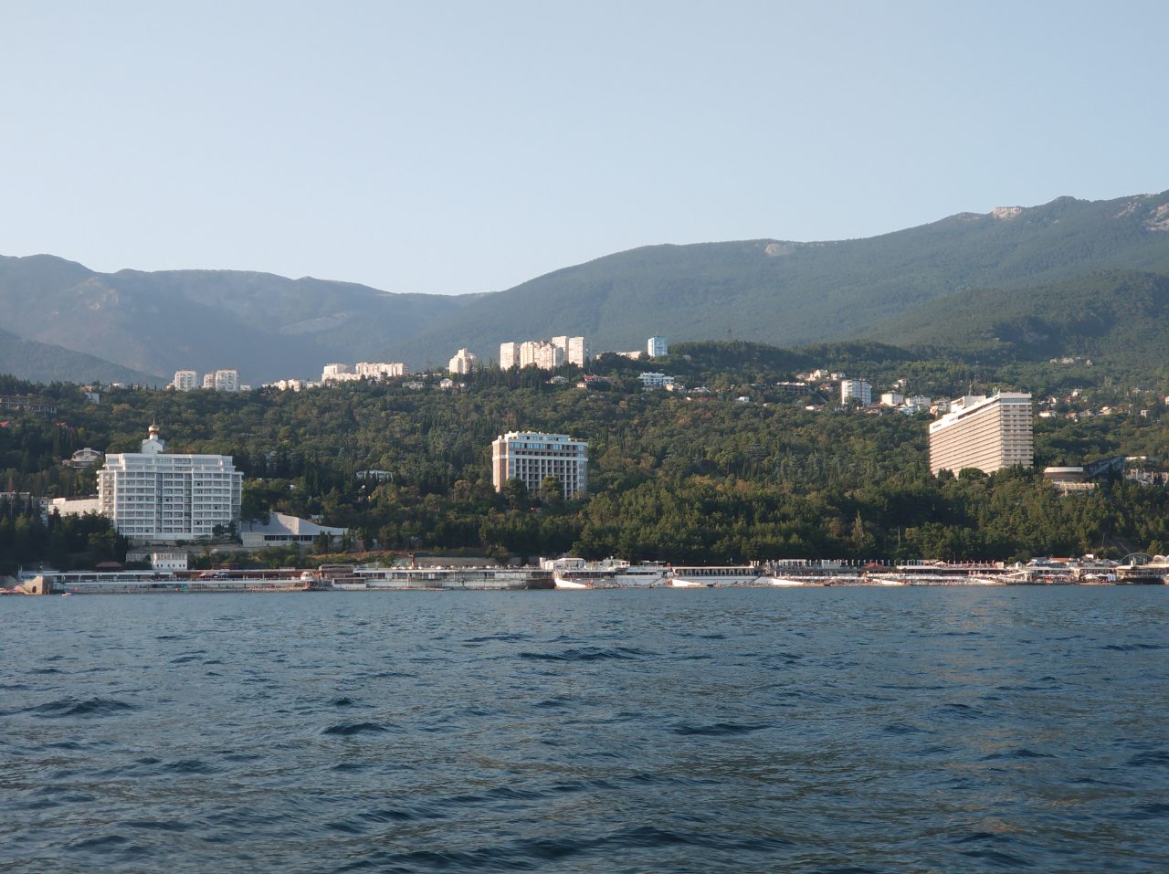 Однокомнатные в ялте. Скай Плаза Ялта. Ялта Плаза комплекс. Ялта Плаза долгострой. Ялта Плаза на горе.