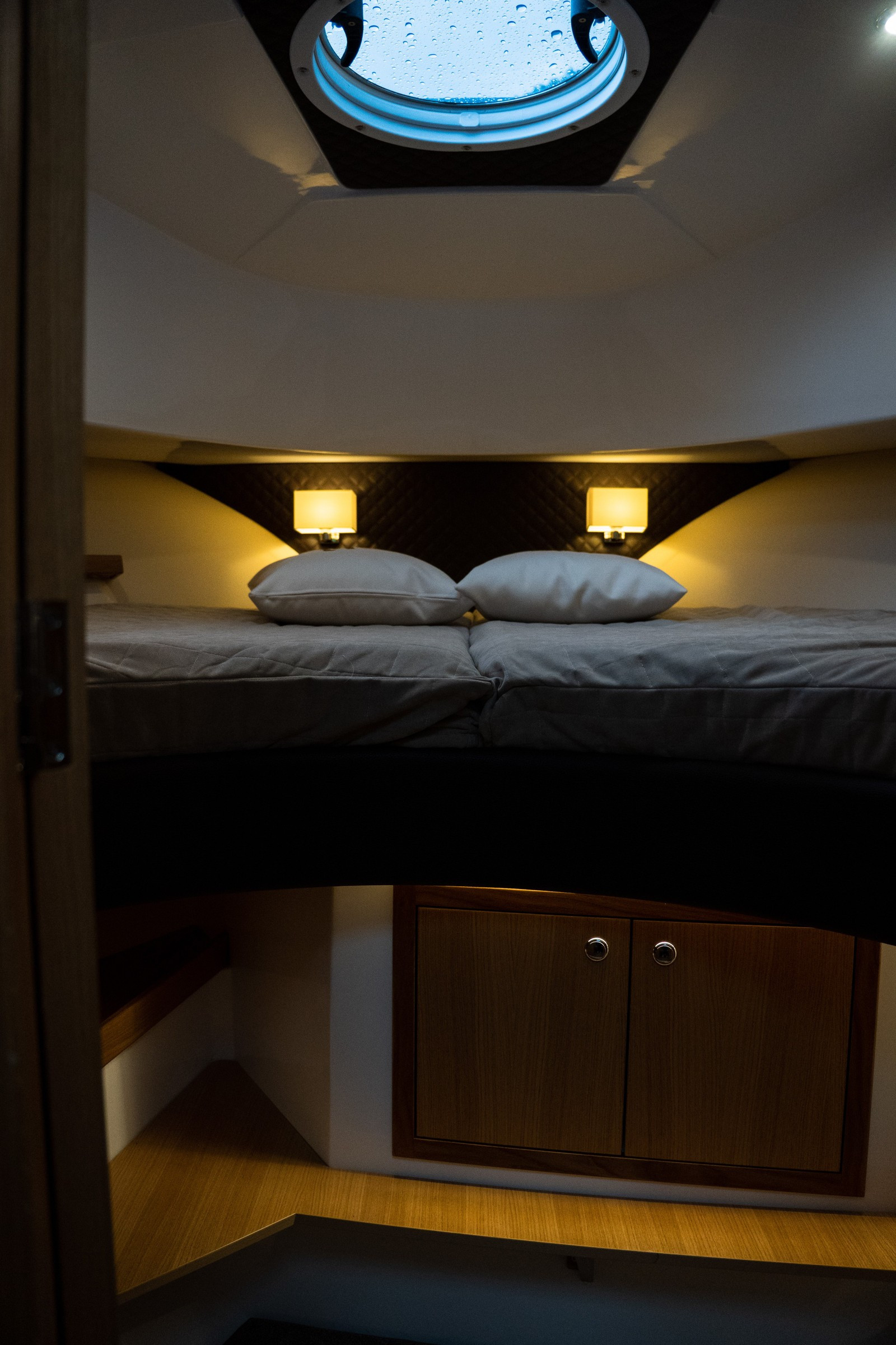 Nord Star 33+ салон под жесткой рубкой, вид на диван и стол