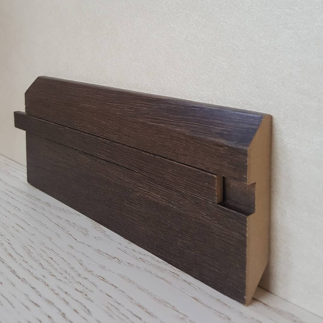 Плинтус, облицованный шпоном, с гладкой поверхностью и современным дизайном, гармонично сочетается с напольным покрытием.