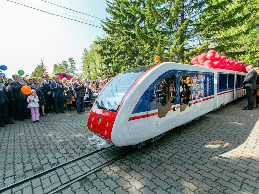 Уменьшенный поезд. Парк Горького Красноярск детская железная дорога. Красноярск (детская железная дорога Красноярской железной дороги). Парк Горького Красноярск железная дорога. Детская железная дорога в парке Горького Красноярск.