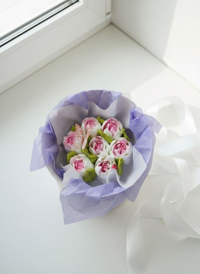 Тюльпаны из зефира в шляпной коробке с окном, диаметр 16 см 1