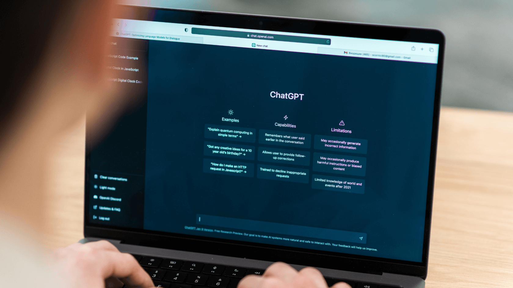 foto de portada de una computadora con entrada ChatGPT